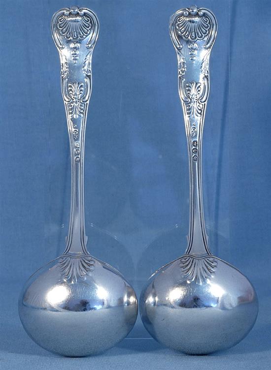 A pair of George IV silver sauce ladles, Length 7 ½”/190mm Width of Bowl 2 ½”/63mm, Combined weight: 6.2oz/175grms